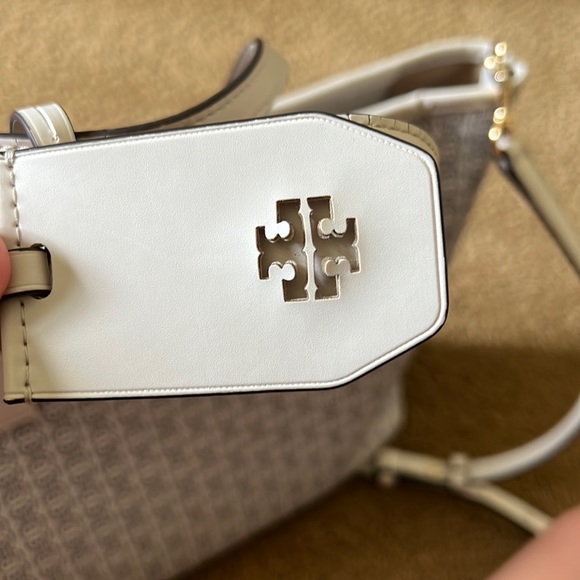 Tory Burch Small Gemini Link Coated Canvas Tote. Color: New Ivory - Picture 5 of 14